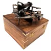 Sextant decorativ Giftdeco NC1517 – replică nautică din alamă, sticlă și lemn, 19 x 21,5 x 10 cm