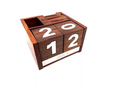Calendar perpetuu Giftdeco CAL-1894 din lemn, 11,4 x 11,4 cm, cu 6 suporturi pentru cană