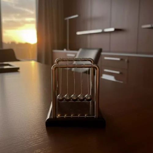 Pendul Newton decorativ Giftdeco YG002C, plastic și oțel, stil minimalist, modern, clasic