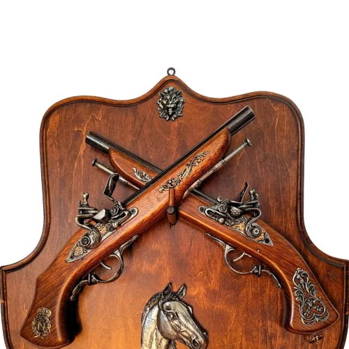 Set decorativ Giftdeco TR-236 cu 2 replici de pistol cu cremene, suport din lemn, 45 x 44 cm